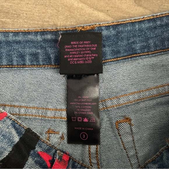 Hot Topic Birds of Prey Jean Shorts - Picture 4 of 5